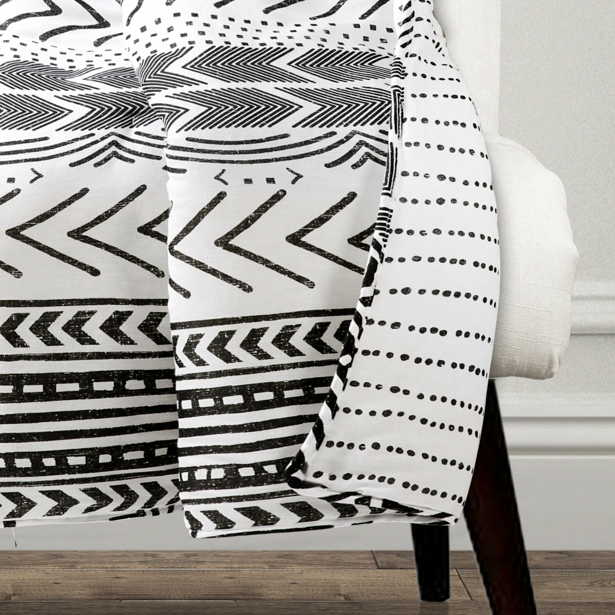 Best Pirce π Lush Decor Hygge Geo Throw Navy & White π₯° 3 Best Pirce π Lush Decor Hygge Geo Throw Navy & White π₯° - Image 3